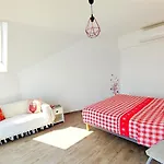 Janea Deep Red House Reichsfeld