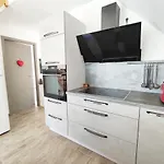 Janea Deep Red House * Reichsfeld