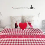 Janea Deep Red House Villa Reichsfeld