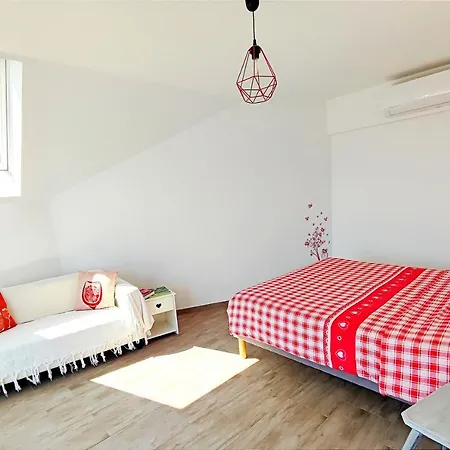 Janea Deep Red House Reichsfeld