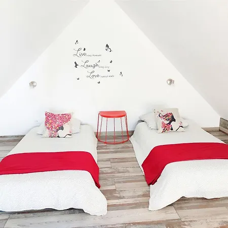 Janea Deep Red House * Reichsfeld