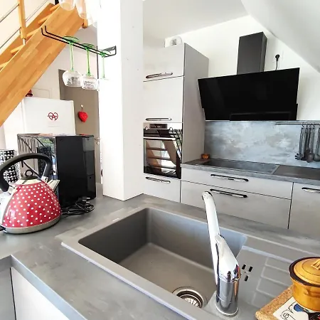 Janea Deep Red House *