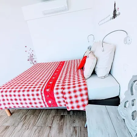 Janea Deep Red House Reichsfeld