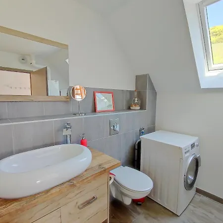 Janea Deep Red House Reichsfeld