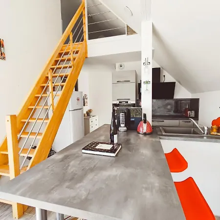 Janea Deep Red House Villa Reichsfeld