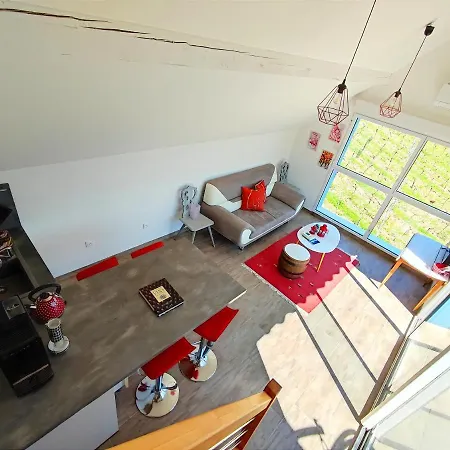 Janea Deep Red House Villa Reichsfeld