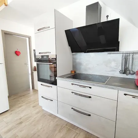 Janea Deep Red House * Reichsfeld