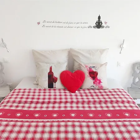 Janea Deep Red House Villa Reichsfeld