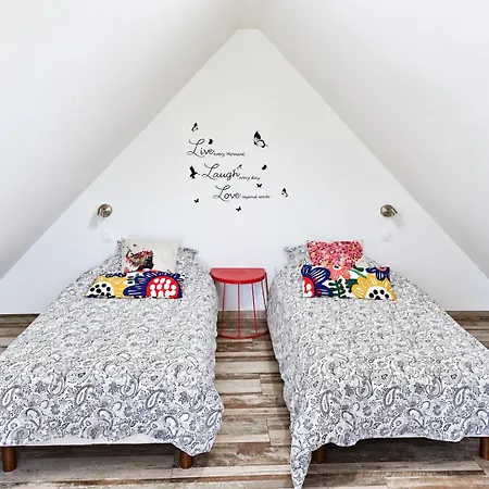 Janea Deep Red House * Reichsfeld