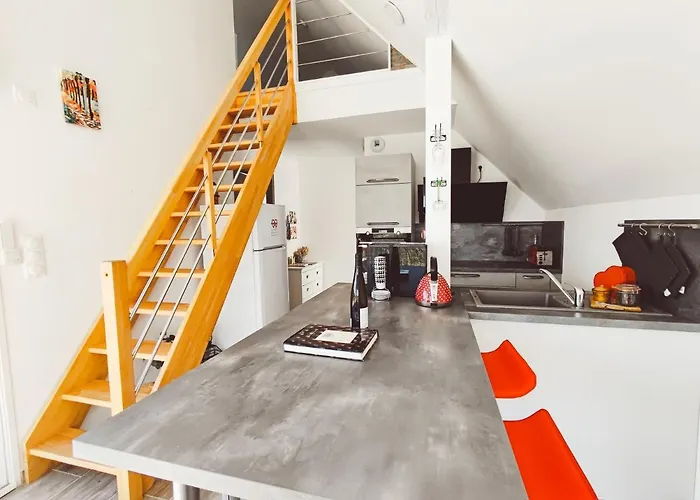 Janéa Deep Red House Villa Reichsfeld