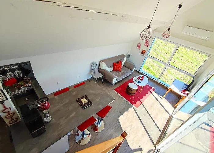 Janéa Deep Red House Villa Reichsfeld