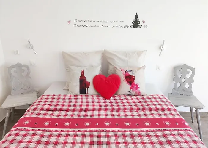 Janéa Deep Red House Villa Reichsfeld