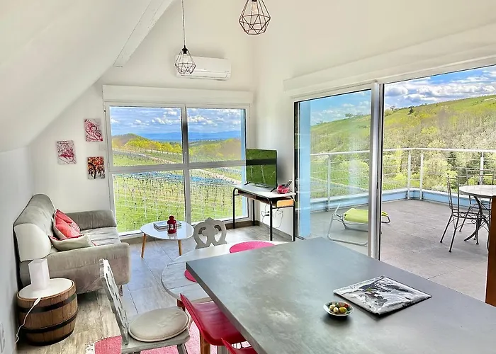 Villa Janéa Deep Red House Reichsfeld